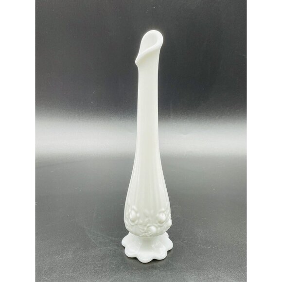 Fenton #9256 Cabbage Rose Swung White Milk Glass Bud Vase Footed Ribbed Vintage - Picture 1 of 8
